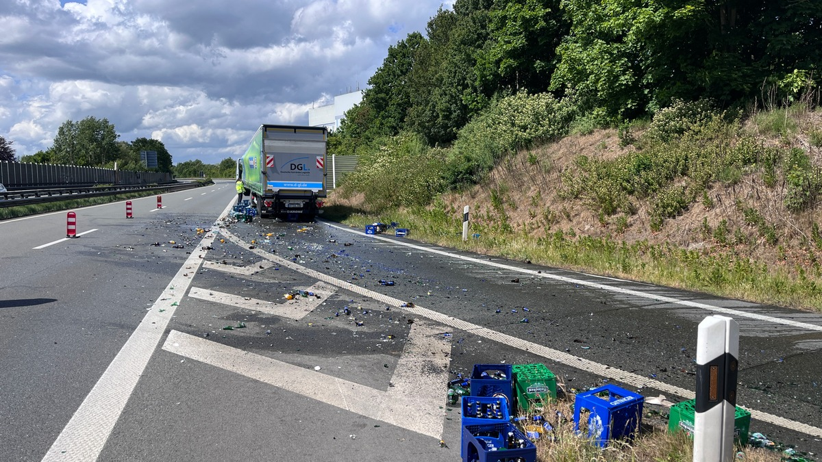POL-OL: +++Getränkelaster verliert Ladung in der Anschlussstelle Westerstede+++ - Foto: presseportal.de