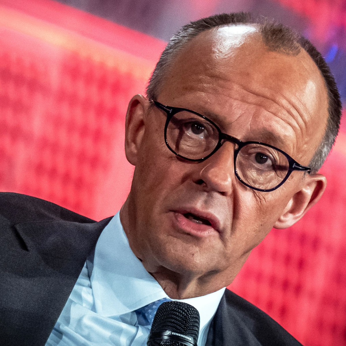 Kanzler Merz setzt sich mit einer Äußerung zu den Waffenlieferungen in die Ukraine von seinem Vorgänger Scholz ab. - Foto: Michael Kappeler/dpa