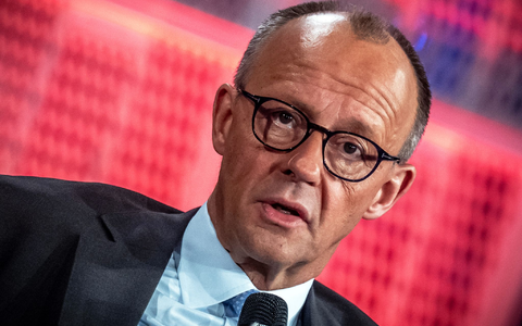 Kanzler Merz setzt sich mit einer Äußerung zu den Waffenlieferungen in die Ukraine von seinem Vorgänger Scholz ab. - Foto: Michael Kappeler/dpa