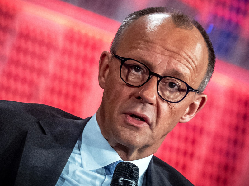 Kanzler Merz setzt sich mit einer Äußerung zu den Waffenlieferungen in die Ukraine von seinem Vorgänger Scholz ab. - Foto: Michael Kappeler/dpa