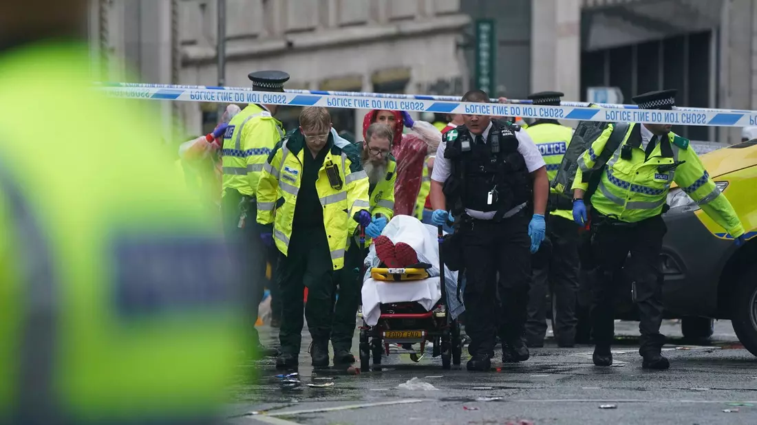 In Liverpool sind etliche Polizei- und Rettungskräfte im Einsatz. - Bild: Owen Humphreys/PA/AP/dpa