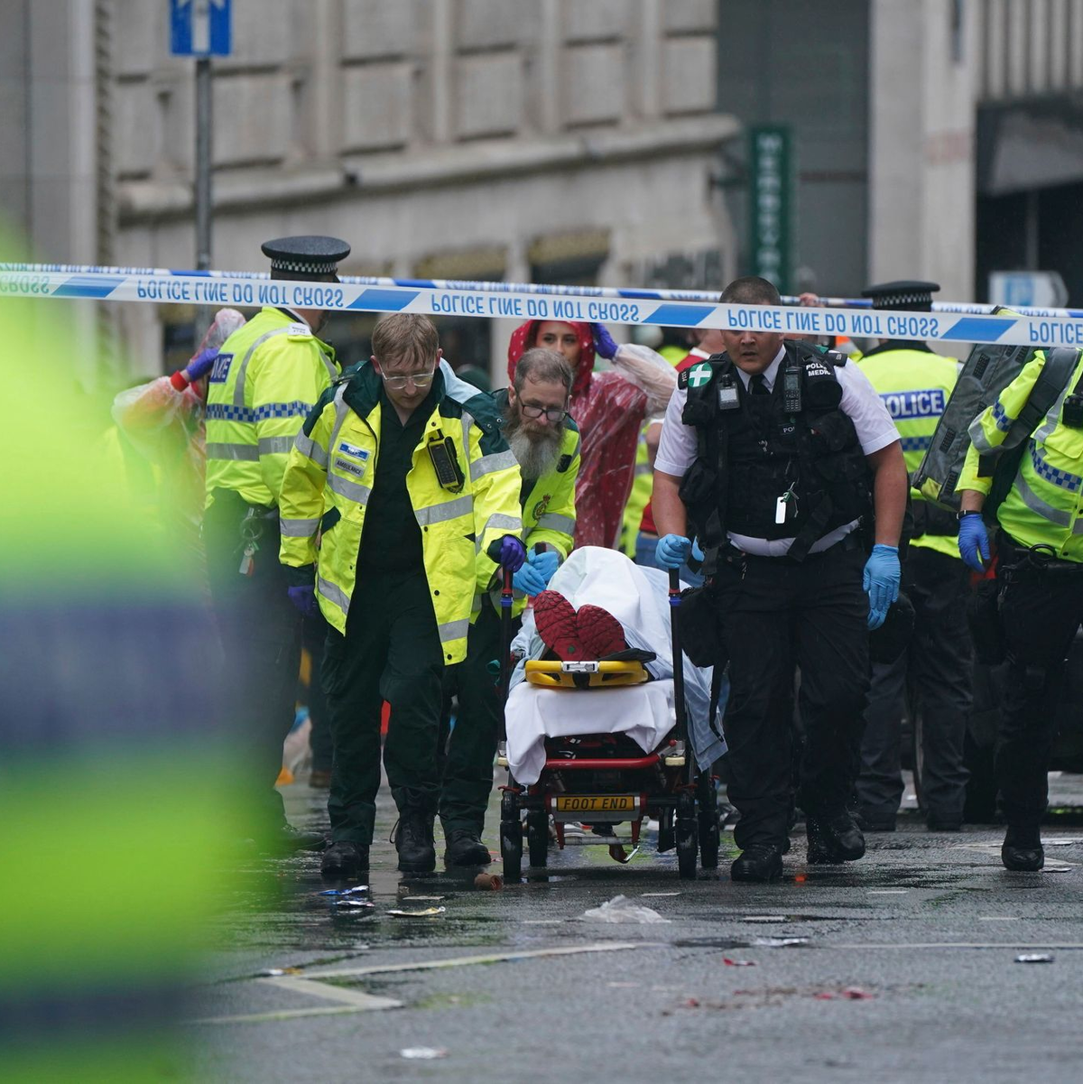 In Liverpool sind etliche Polizei- und Rettungskräfte im Einsatz. - Foto: Owen Humphreys/PA/AP/dpa
