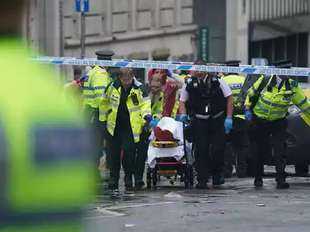 In Liverpool sind etliche Polizei- und Rettungskräfte im Einsatz. - Foto: Owen Humphreys/PA/AP/dpa