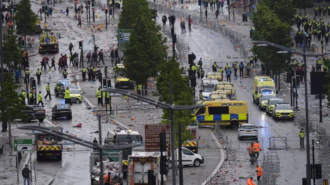 Einsatzkräfte in der Water Street. - Bild: Danny Lawson/PA Wire/dpa