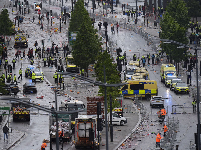 Polizei und Rettungskräfte sind vor Ort. - Foto: Danny Lawson/PA Wire/dpa
