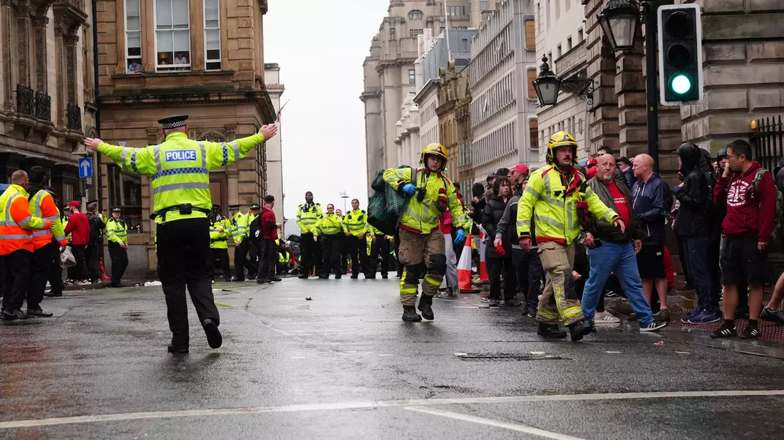 Polizei und Rettungskräfte in der Water Street.  - Bild: Owen Humphreys/PA Wire/dpa