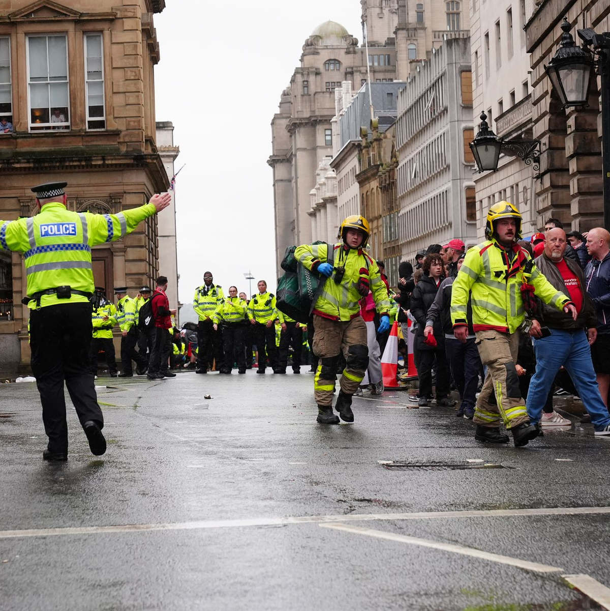 Polizei und Rettungskräfte in der Water Street.  - Foto: Owen Humphreys/PA Wire/dpa