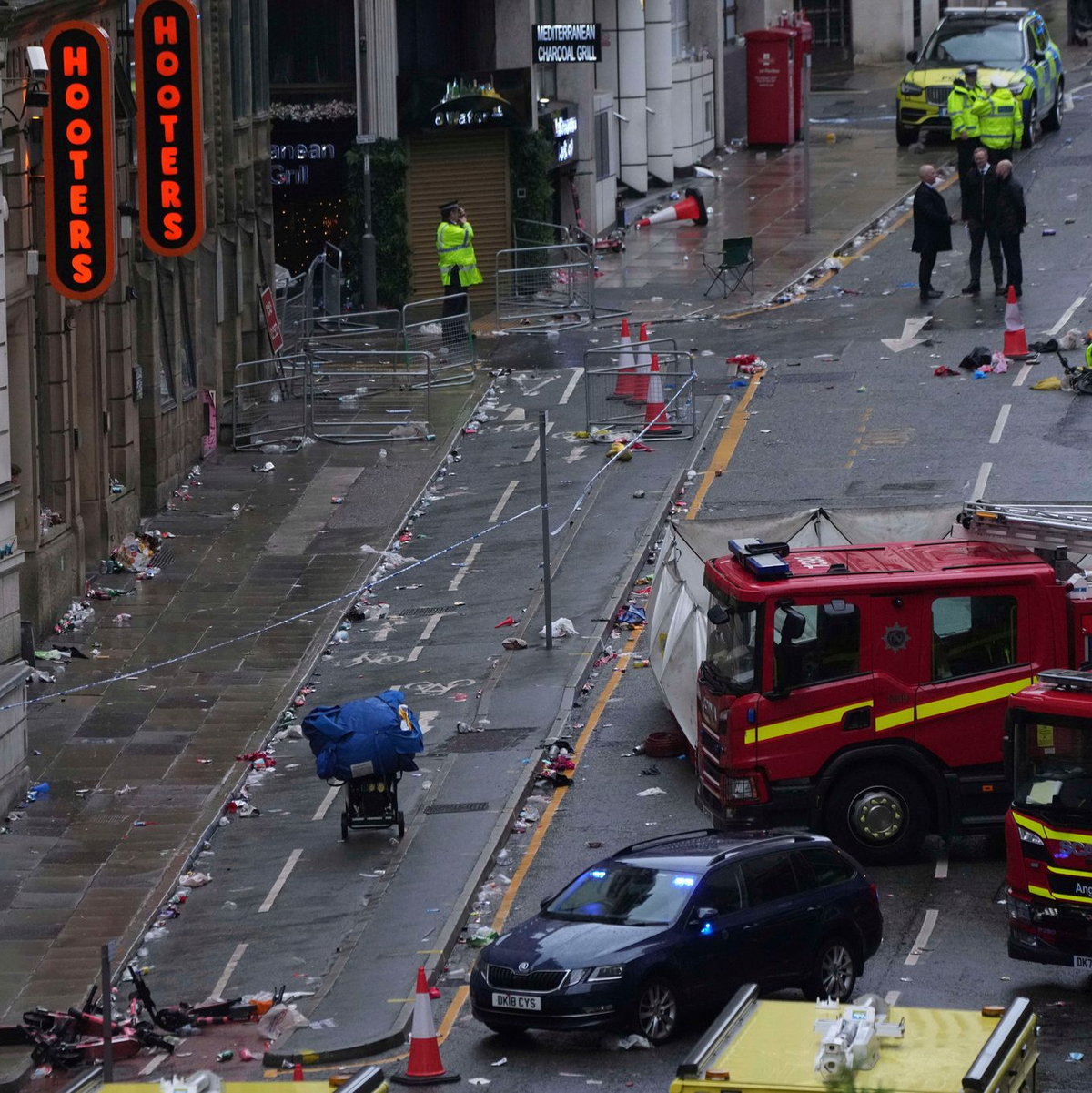 Ein Auto fuhr in die Menschenmenge. - Foto: Jon Super/AP/dpa