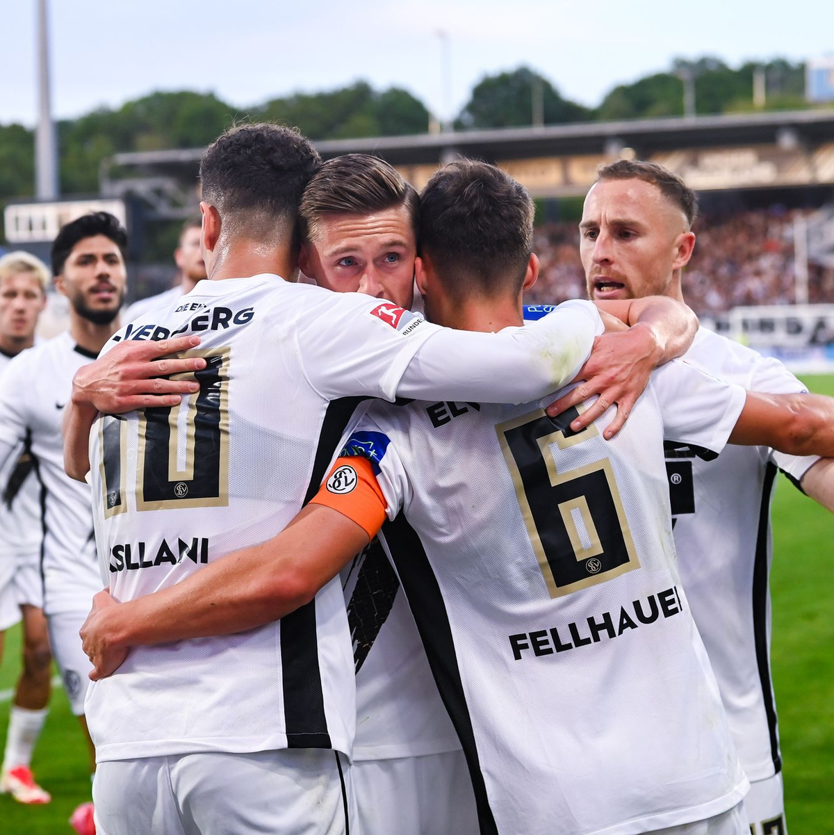 Die Elversberger Spieler jubeln über das Ausgleichstor. - Foto: Silas Schüller/DEFODI Images/dpa