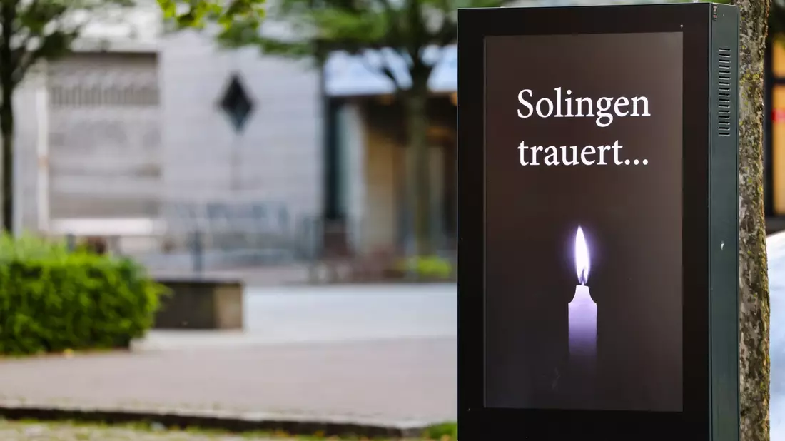 Nach der Tat herrschte Trauer am Tatort. (Archivbild) - Bild: Christoph Reichwein/dpa