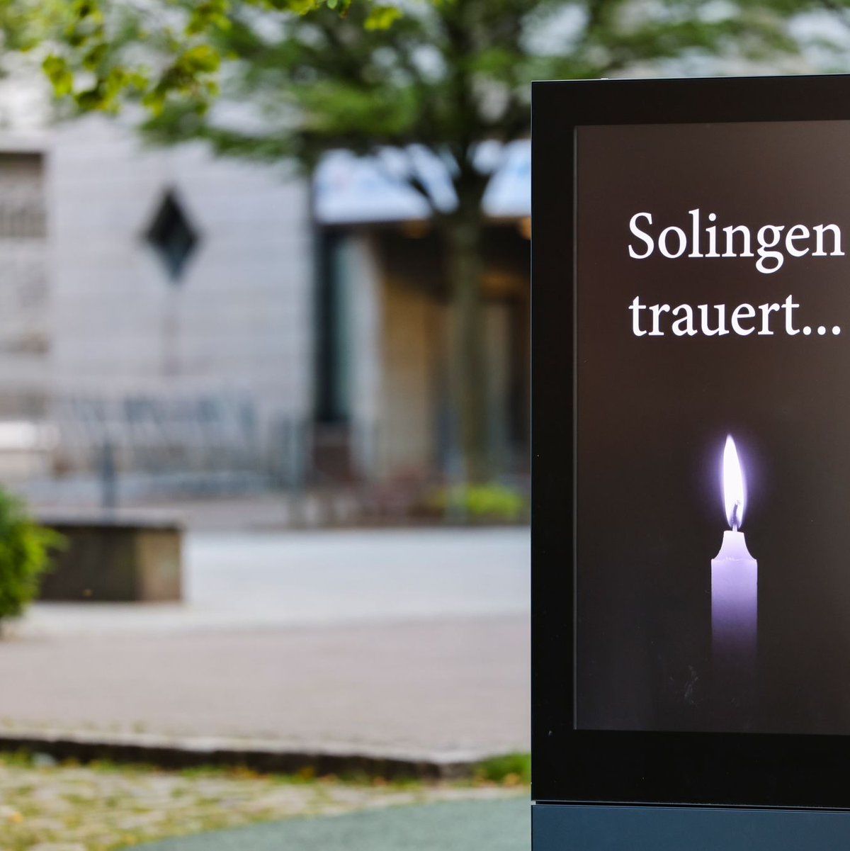 Nach der Tat herrschte Trauer am Tatort. (Archivbild) - Foto: Christoph Reichwein/dpa