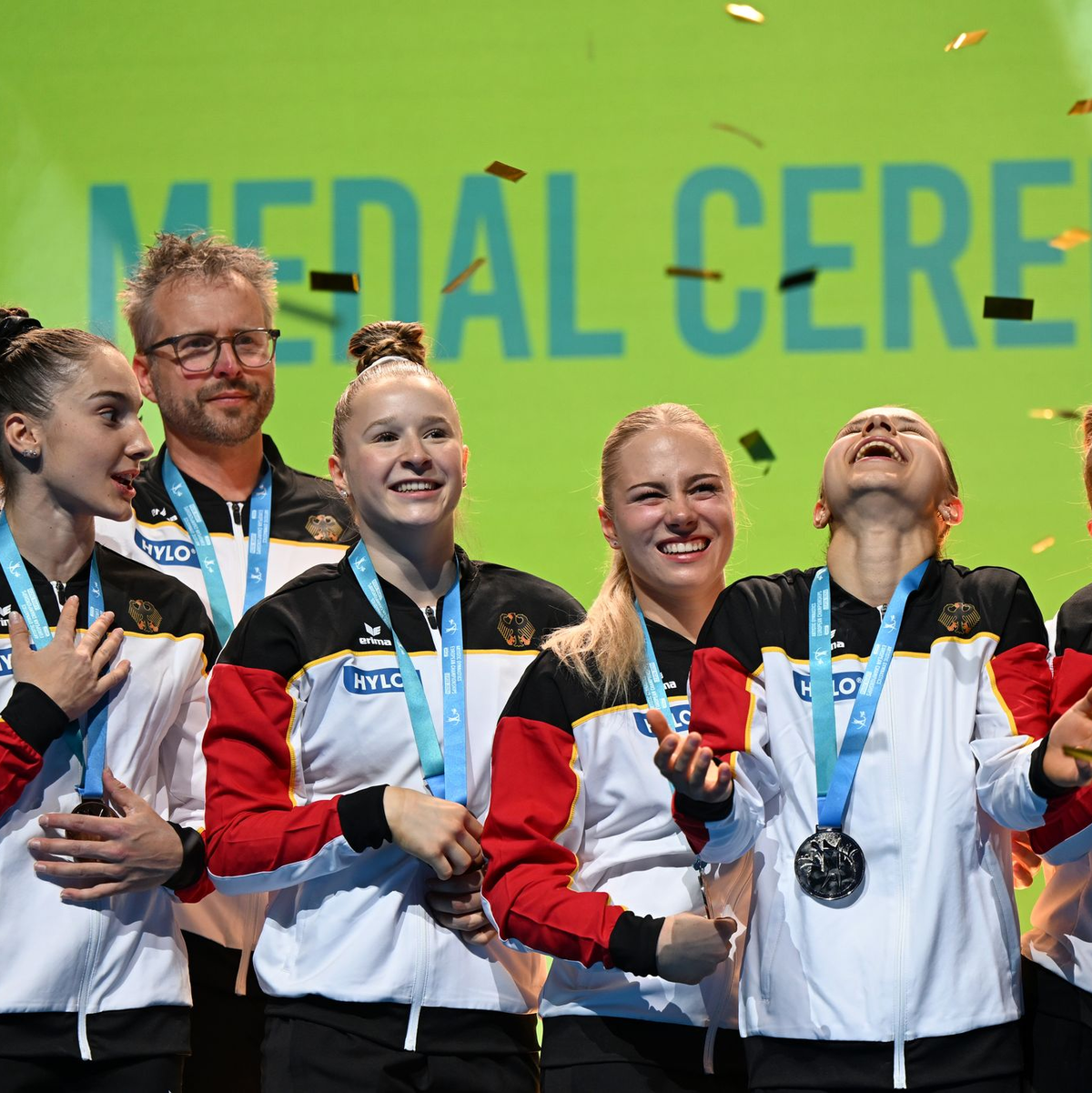 Timo Eder und Karina Schönmaier umarmen sich glücklich. - Foto: Marijan Murat/dpa
