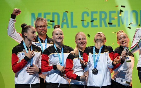 Timo Eder und Karina Schönmaier umarmen sich glücklich. - Foto: Marijan Murat/dpa
