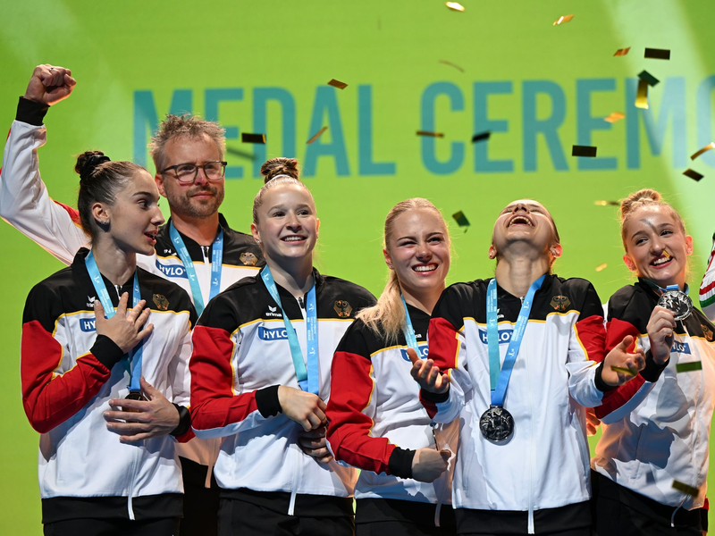 Timo Eder und Karina Schönmaier umarmen sich glücklich. - Foto: Marijan Murat/dpa