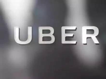 Uber wird künftig in Deutschland auch den Transport von Gegenständen vermitteln. - Foto: Christoph Dernbach/dpa
