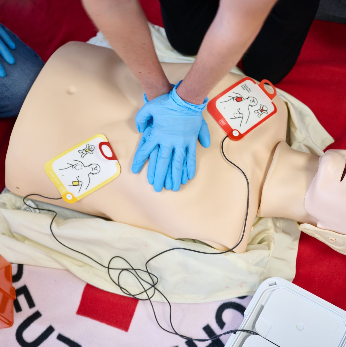 Kurse, um die Wiederbelebung von Menschen zu erlernen, sind in den meisten Bundesländern nicht verpflichtend. (Archivbild) - Foto: Bernd Thissen/dpa