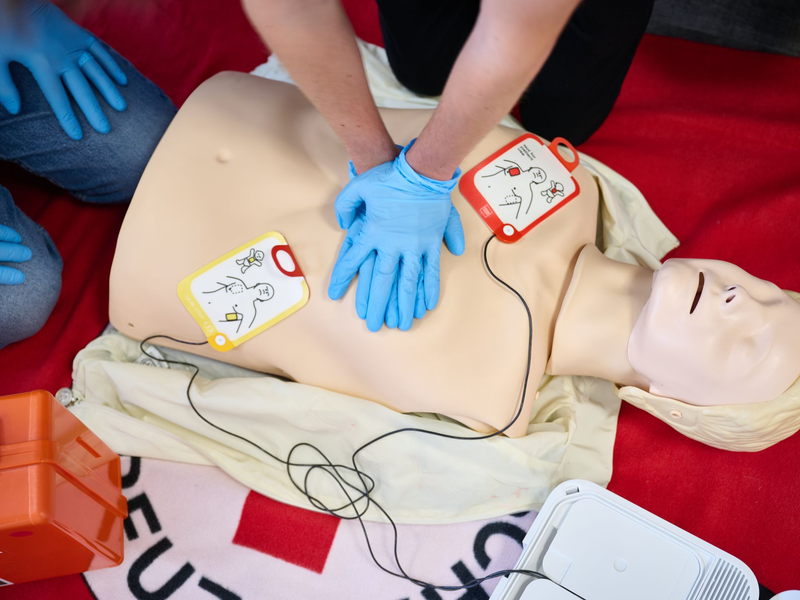 Kurse, um die Wiederbelebung von Menschen zu erlernen, sind in den meisten Bundesländern nicht verpflichtend. (Archivbild) - Foto: Bernd Thissen/dpa