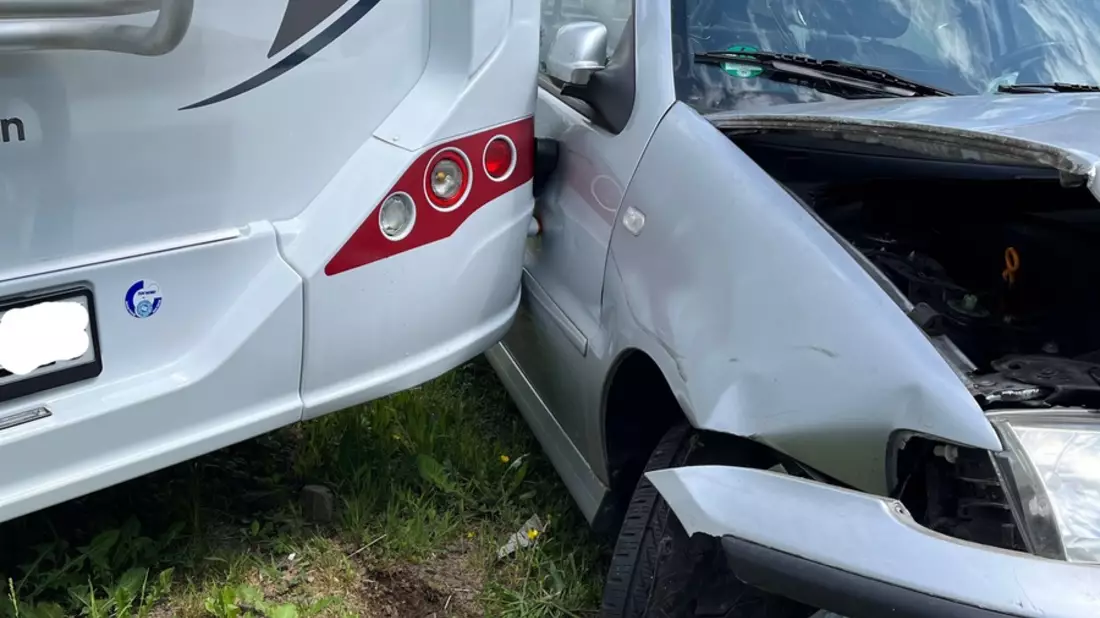 POL-GM: Auto kracht gegen Wohnwagen und Wohnmobil - Bild: presseportal.de