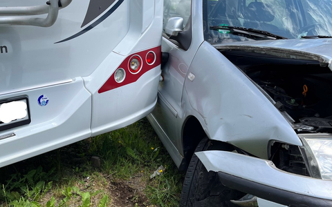 POL-GM: Auto kracht gegen Wohnwagen und Wohnmobil - Foto: presseportal.de