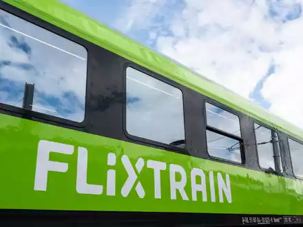 Seit 2017 ist Flixtrain einer der wenigen Konkurrenten der Deutschen Bahn im Fernverkehr. (Archivbild) - Foto: Marius Becker/dpa