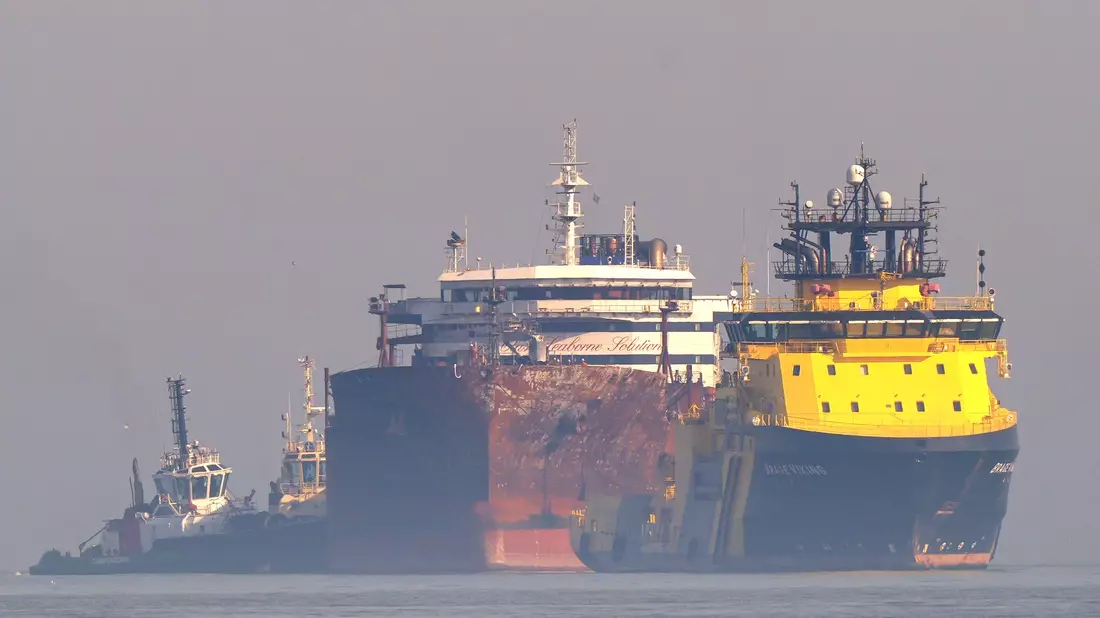 Die Kollision des Containerschiffs Solong mit dem Tanker Stena Immaculate vor der englischen Küste im März verursachte einen großen Brand. Die Britischen Inseln sind laut Allianz wegen des regen Schiffsverkehrs ein sehr unfallträchtiges Gewässer. - Bild: Yui Mok/PA Wire/dpa