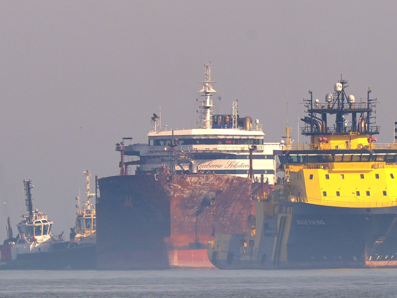Die Kollision des Containerschiffs Solong mit dem Tanker Stena Immaculate vor der englischen Küste im März verursachte einen großen Brand. Die Britischen Inseln sind laut Allianz wegen des regen Schiffsverkehrs ein sehr unfallträchtiges Gewässer. - Foto: Yui Mok/PA Wire/dpa