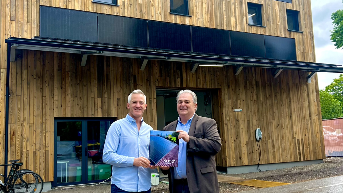 SUN21: Übergabe der PV-Anlage Luftburg - Foto: SUN21 Smart-Energy GmbH über pressetext.de