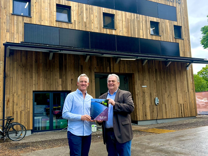 SUN21: Übergabe der PV-Anlage Luftburg - Foto: SUN21 Smart-Energy GmbH über pressetext.de