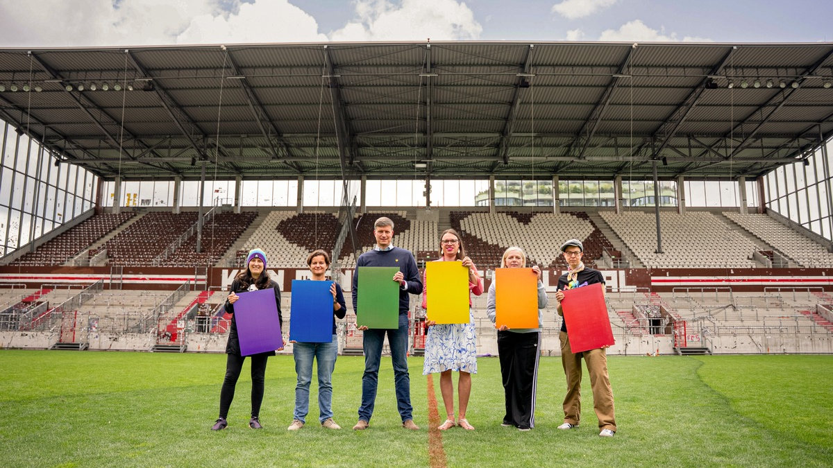 FC St. Pauli und LichtBlick installieren weltweit erste Solaranlage in Regenbogenfarben - Foto: presseportal.de
