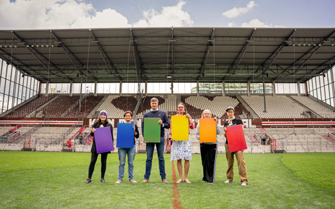 FC St. Pauli und LichtBlick installieren weltweit erste Solaranlage in Regenbogenfarben - Foto: presseportal.de