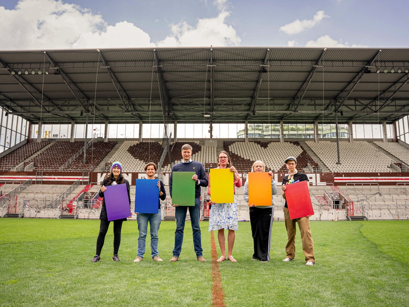 FC St. Pauli und LichtBlick installieren weltweit erste Solaranlage in Regenbogenfarben - Foto: presseportal.de