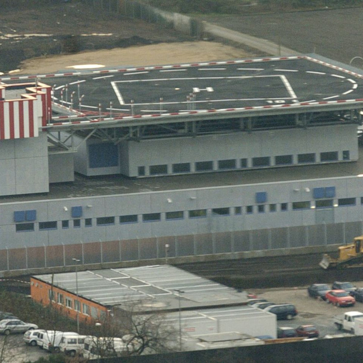 Im Hochsicherheitstrakt des Oberlandesgerichtes Düsseldorf hat der Strafprozess gegen den mutmaßlichen Attentäter von Solingen begonnen. (Archivbild) - Foto: Franz-Peter Tschauner/dpa
