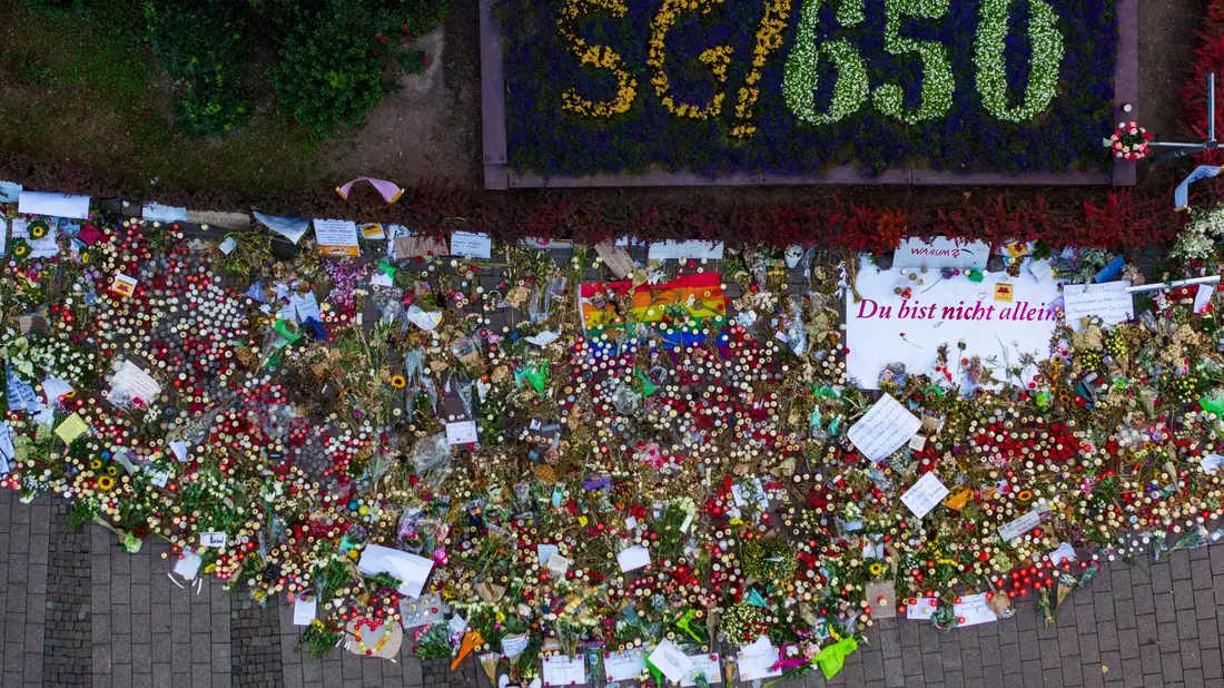 Blumen- und Lichtermeer nach dem Terroranschlag von Solingen. In Düsseldorf hat jetzt der Prozess gegen den mutmaßlichen Attentäter begonnen. (Archivbild) - Bild: Christoph Reichwein/dpa