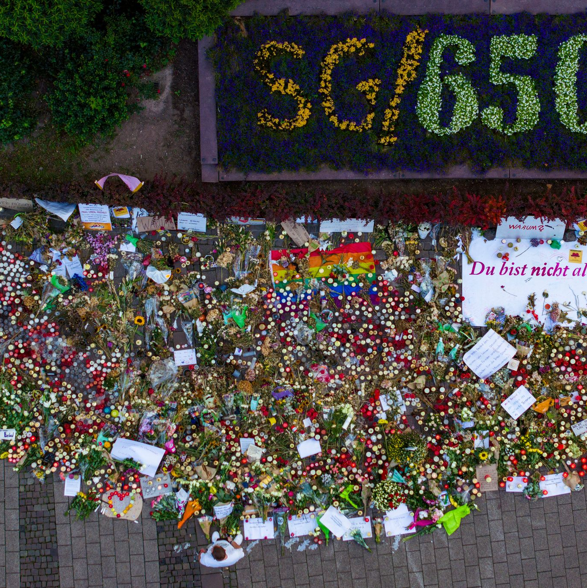Blumen- und Lichtermeer nach dem Terroranschlag von Solingen. In Düsseldorf hat jetzt der Prozess gegen den mutmaßlichen Attentäter begonnen. (Archivbild) - Foto: Christoph Reichwein/dpa