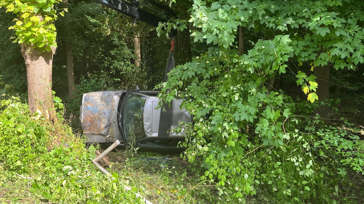 POL-BO: Alleinunfall in Bochum: Auto überschlägt sich und landet in Straßengraben - Foto: presseportal.de