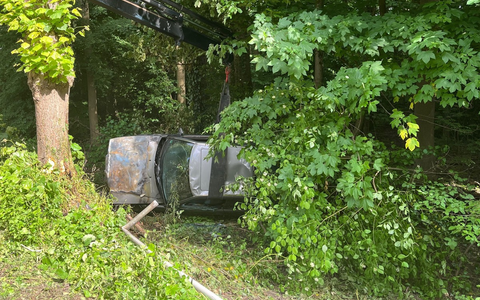 POL-BO: Alleinunfall in Bochum: Auto überschlägt sich und landet in Straßengraben - Foto: presseportal.de