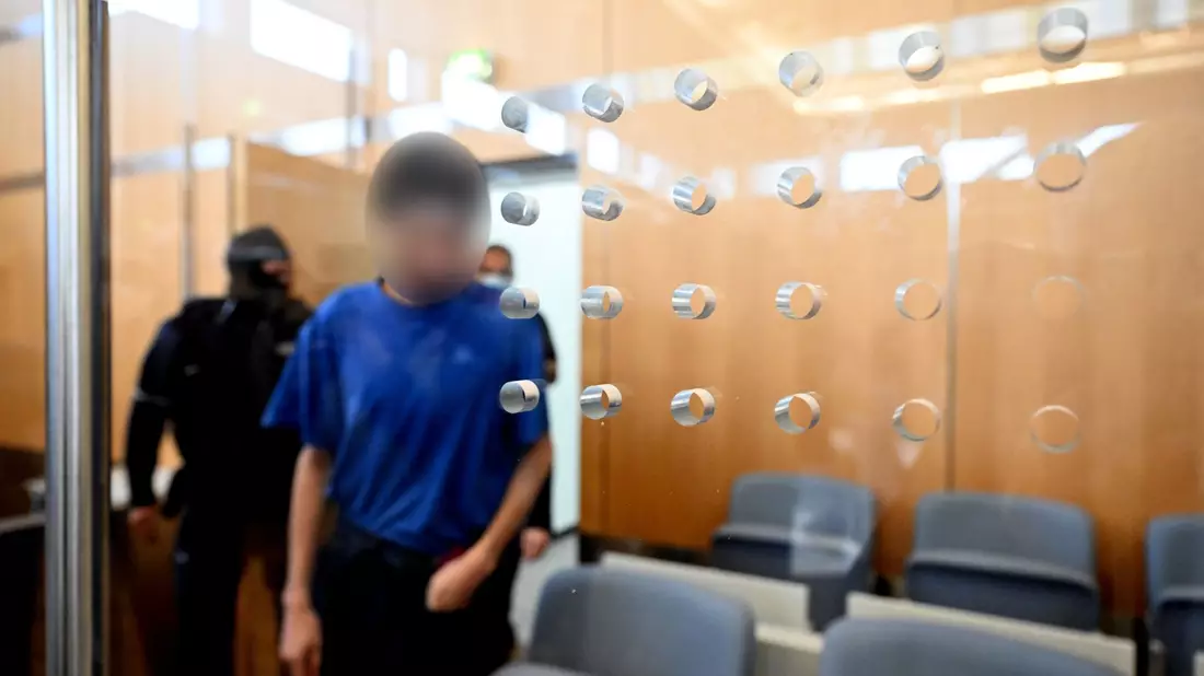 Der Angeklagte verfolgt den Prozess in den ersten Tagen überwiegend mit gesenktem Kopf. (Archivbild) - Bild: Federico Gambarini/dpa
