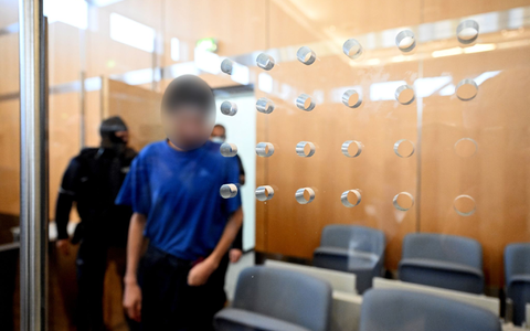 Der Angeklagte verfolgt den Prozess in den ersten Tagen überwiegend mit gesenktem Kopf. (Archivbild) - Foto: Federico Gambarini/dpa Der Angeklagte verfolgt den Prozess in den ersten Tagen überwiegend mit gesenktem Kopf. (Archivbild) - Foto: Federico Gambarini/dpa