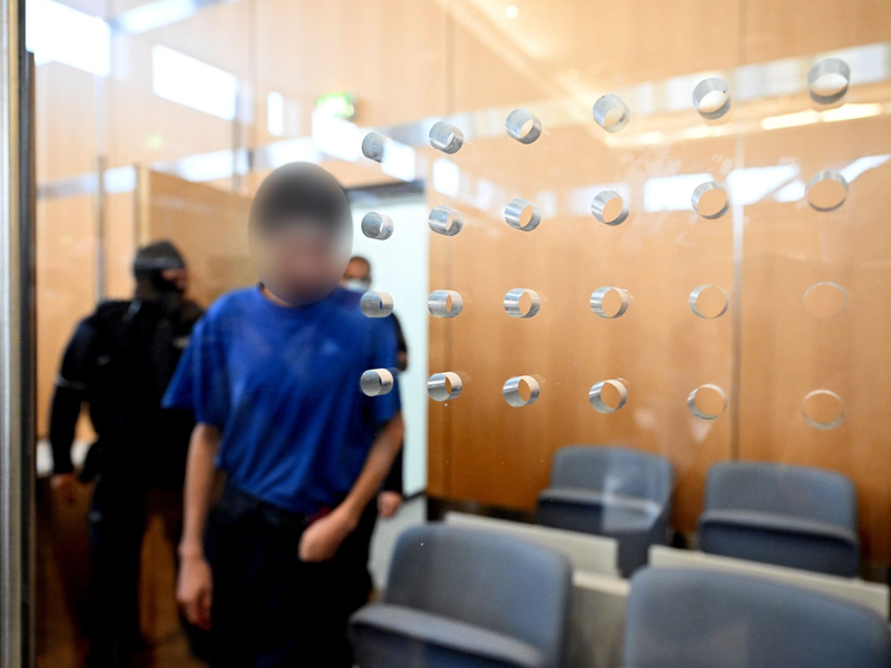 Der Angeklagte verfolgt den Prozess in den ersten Tagen überwiegend mit gesenktem Kopf. (Archivbild) - Foto: Federico Gambarini/dpa