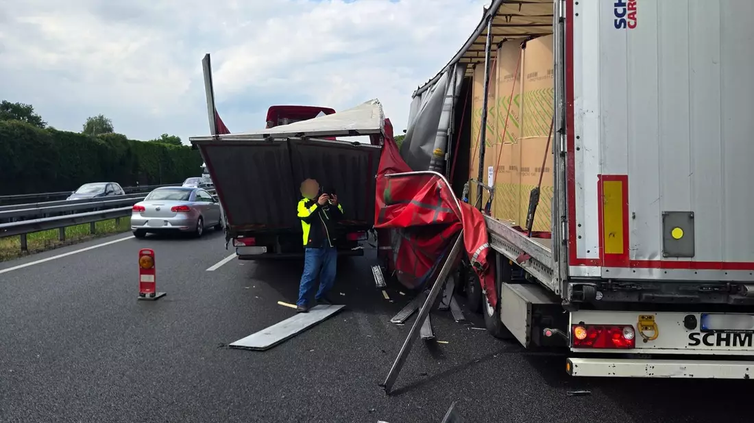 POL-VER: +Werkzeug aus Transporter gestohlen++Auffahrunfall mit Ausweichmanöver verhindert-Lkw aufgerissen(FOTO)++Auffahrunfall mit Verletzter++Einbrecher nutzen Balkon++Frau auf E-Scooter leicht verletzt+ - Bild: presseportal.de
