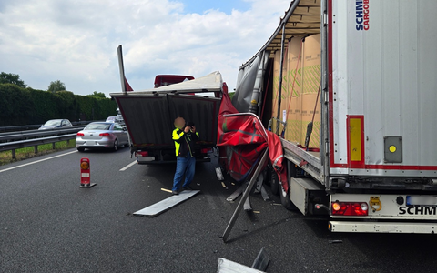 POL-VER: +Werkzeug aus Transporter gestohlen++Auffahrunfall mit Ausweichmanöver verhindert-Lkw aufgerissen(FOTO)++Auffahrunfall mit Verletzter++Einbrecher nutzen Balkon++Frau auf E-Scooter leicht verletzt+ - Foto: presseportal.de
