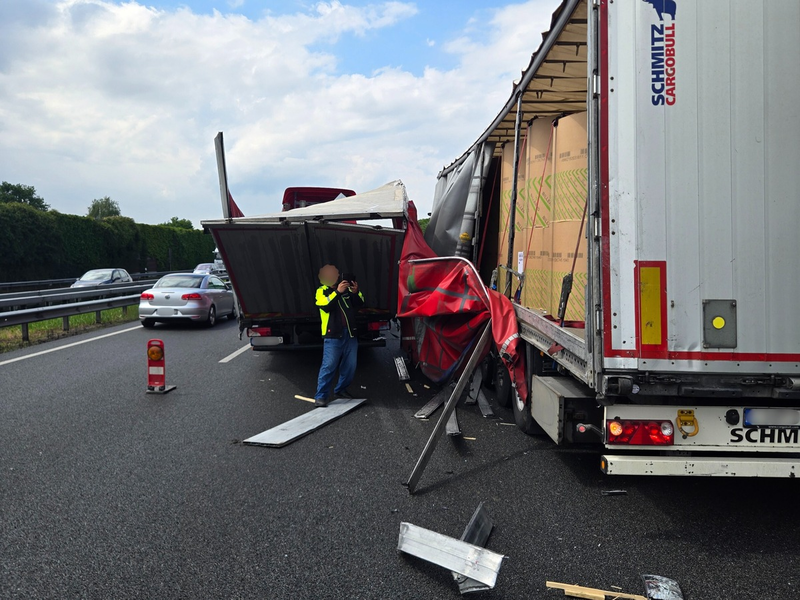 POL-VER: +Werkzeug aus Transporter gestohlen++Auffahrunfall mit Ausweichmanöver verhindert-Lkw aufgerissen(FOTO)++Auffahrunfall mit Verletzter++Einbrecher nutzen Balkon++Frau auf E-Scooter leicht verletzt+ - Foto: presseportal.de