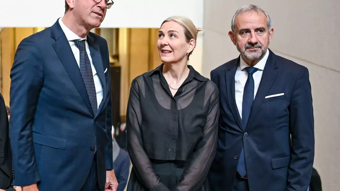 Kulturstaatsminister Wolfram Weimer (l-r), Marion Ackermann und Hermann Parzinger kommen zur Verabschiedung von Parzinger als Präsident der Stiftung Preußischer Kulturbesitz und Amtseinführung seiner Nachfolgerin in das Neue Museum. - Bild: Jens Kalaene/dpa