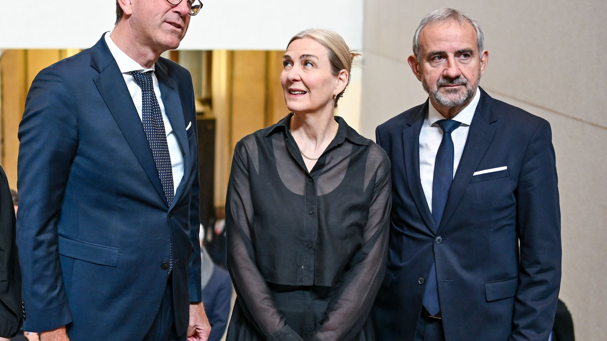 Kulturstaatsminister Wolfram Weimer (l-r), Marion Ackermann und Hermann Parzinger kommen zur Verabschiedung von Parzinger als Präsident der Stiftung Preußischer Kulturbesitz und Amtseinführung seiner Nachfolgerin in das Neue Museum. - Foto: Jens Kalaene/dpa
