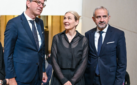 Kulturstaatsminister Wolfram Weimer (l-r), Marion Ackermann und Hermann Parzinger kommen zur Verabschiedung von Parzinger als Präsident der Stiftung Preußischer Kulturbesitz und Amtseinführung seiner Nachfolgerin in das Neue Museum. - Foto: Jens Kalaene/dpa Kulturstaatsminister Wolfram Weimer (l-r), Marion Ackermann und Hermann Parzinger kommen zur Verabschiedung von Parzinger als Präsident der Stiftung Preußischer Kulturbesitz und Amtseinführung seiner Nachfolgerin in das Neue Museum. - Foto: Jens Kalaene/dpa