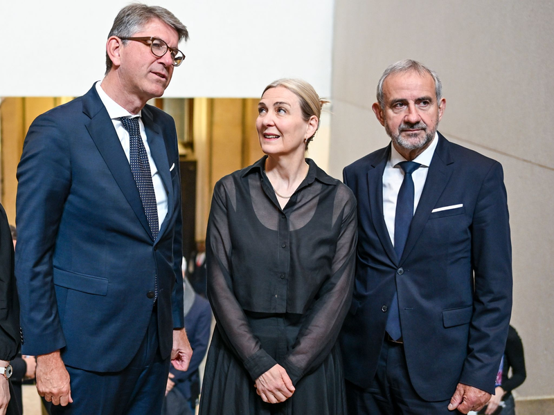 Kulturstaatsminister Wolfram Weimer (l-r), Marion Ackermann und Hermann Parzinger kommen zur Verabschiedung von Parzinger als Präsident der Stiftung Preußischer Kulturbesitz und Amtseinführung seiner Nachfolgerin in das Neue Museum. - Foto: Jens Kalaene/dpa