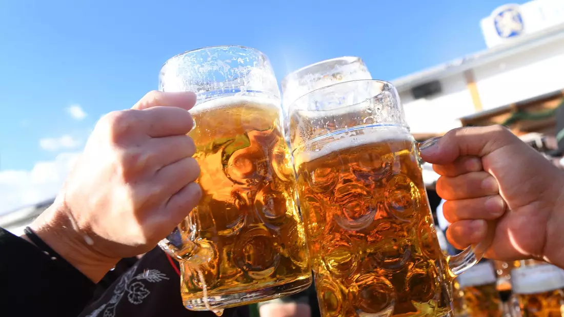 Kostet heuer bis zu 15,80 Euro: Die Wiesn-Maß. - Bild: Felix Hörhager/dpa