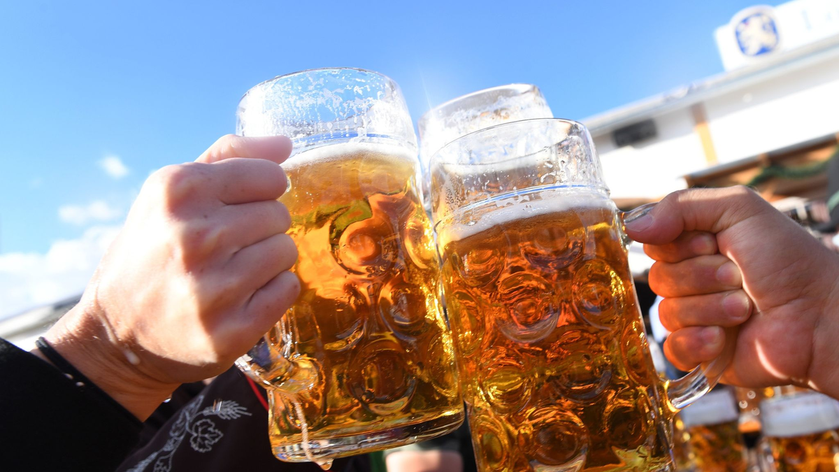 Kostet heuer bis zu 15,80 Euro: Die Wiesn-Maß. - Foto: Felix Hörhager/dpa