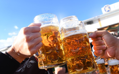 Kostet heuer bis zu 15,80 Euro: Die Wiesn-Maß. - Foto: Felix Hörhager/dpa