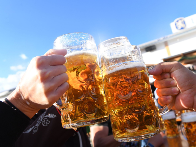 Kostet heuer bis zu 15,80 Euro: Die Wiesn-Maß. - Foto: Felix Hörhager/dpa